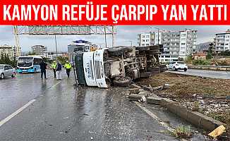 Hatay'da Önüne Ambulans Çıkan Kamyon Refüje Çarptı