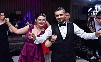 Oyuncu Aslıhan Gürbüz Bursa'da Kardeşinin Düğününde Çiftetelli Oynadı