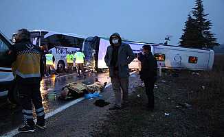 Amasya'da yolcu otobüsü devrildi: 1 ölü, 19 yaralı