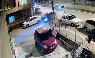 Bursa'da park halindeki otomobile arkadan çarptı