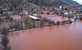 Sel suları Burdur'da mahalleyi gölete çevirdi