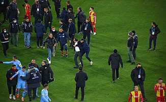 Yeni Malatyaspor-Kayserispor maçı hakemi sahadan çıkamadı