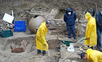 Balıkesir'de inşaat temel kazısında antik mezarlar bulundu