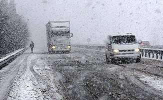 Bursa-Ankara karayolu kar ve buzlanmadan ulaşıma kapandı