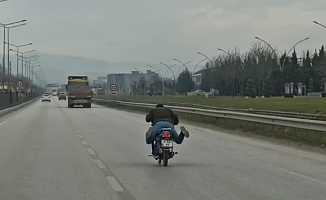Bursa'da motosikletle tehlikeli yolculuk