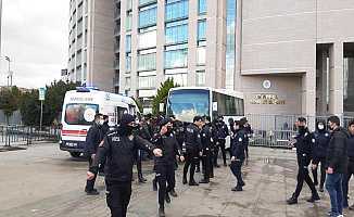 İstanbul Adliyesi önünde polise bıçakla saldırdı