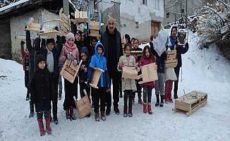 Muhtardan köydeki çocuklara kızak hizmeti