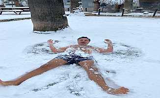 Pamukkale'de 30 santimetre karda yüzme keyfi yaptılar