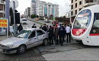 Samsun Atakum'da tramvay otomobile çarptı