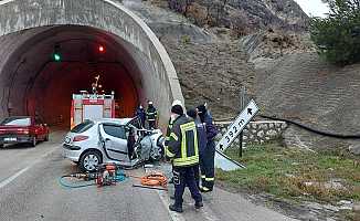 Amasya’da otomobil tünel girişine çarptı: 2 ölü
