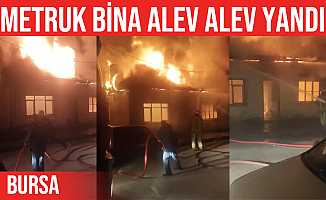 Gemlik'te metruk bina alevlere teslim oldu