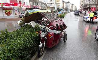 Hafif ticari araç 3 tekerlekli motosiklete çarptı