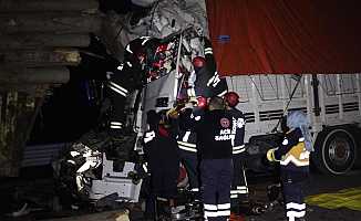 Konya'da kamyon tomruk yüklü kamyona arkadan çarptı