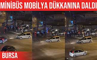 Kontrolden çıkan servis minibüsü mobilyacıya girdi