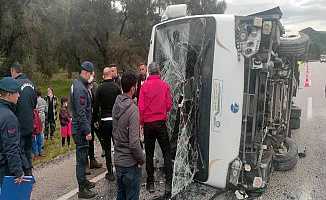 Milas'ta öğrenci servisi kaza yaptı: 12 öğrenci yaralandı