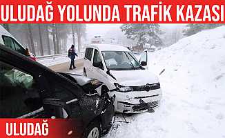 Uludağ yolundaki trafik kazasında araçlar kafa kafaya çarpıştı