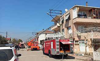 Altınova’da çatı yangını kısa sürede söndürüldü
