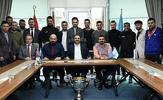 Başiskele Belediyespor şampiyonluk kupasını Başkan Özlü’ye getirdi