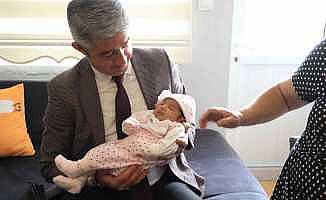 Başkan Oktay, ailelerin bebek sevincine ortak oluyor