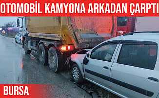Bursa'da otomobil kamyona arkadan çarptı