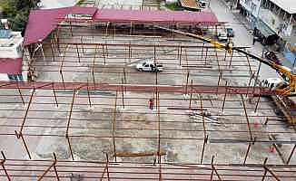 Hassa’da pazar yerinin çatısı onarılıyor