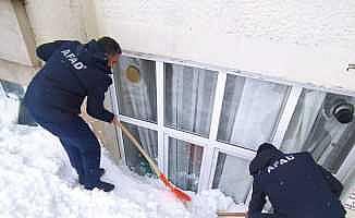 Kar kütlesinin penceresini kırdığı ailenin yardımına AFAD ekipleri yetişti