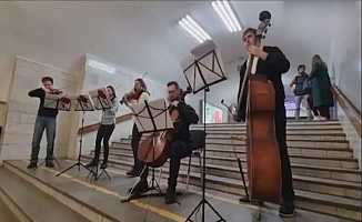 Metro istasyonunda düzenlenen konsere, Harkov Valisi Sinegubov da katıldı