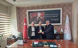 Muhtarlardan Sağlık Müdürü Yılmaz’a plaket