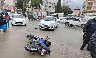 Otomobil ile çarpışan motosikletin sürücüsü yaralandı