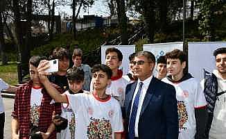 Protokol ve öğrenciler şehir parkında kitap okudu