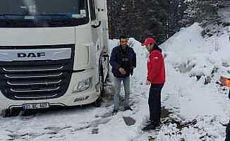 Sahara Geçidinde mahsur kalan sürücülerinin yardımı Kızılay ekipleri koştu