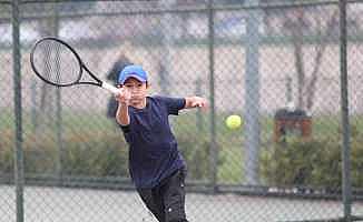 Tenis heyecanı Hüdavendigar kortlarında yaşanıyor