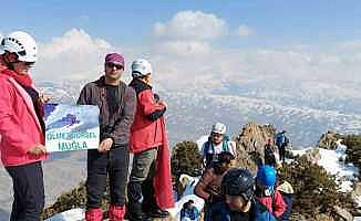 Türk ve Azerbaycanlı dağcılar Hocalı şehitlerini andı