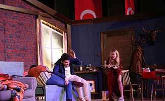 Vatandaşlardan "Baş Belası" tiyatro oyununa yoğun ilgi