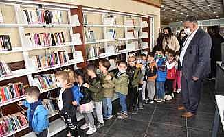 Yunusemre’de minikler kütüphane ile tanıştı