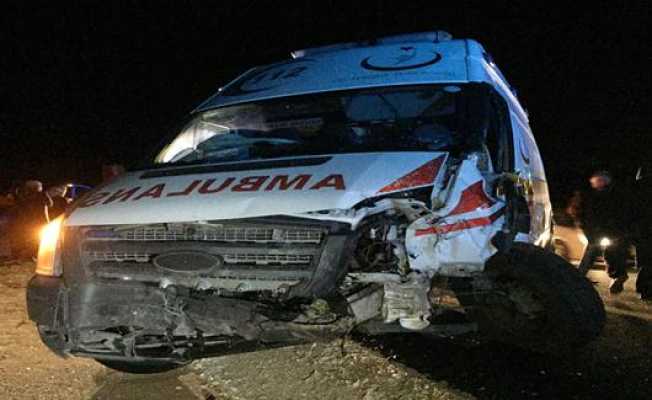 Adana#039;da Ambulans ile otomobil çarpıştı: 2 ölü, 7 yaralı