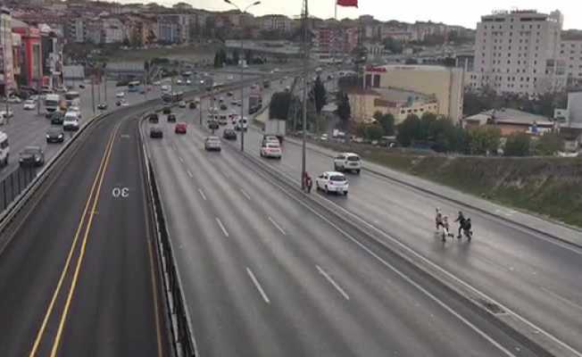 Otoyola atlayan Suriyeli çocuklar ölüme davetiye çıkardı