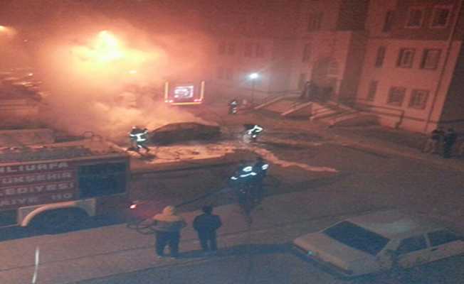Park halindeki otomobil alev aldı
