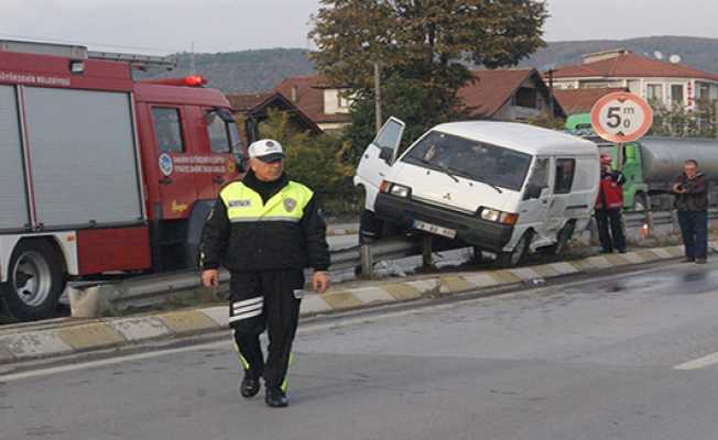 Sakarya#039;da otomobil ile minibüs çarpıştı: 1 yaralı