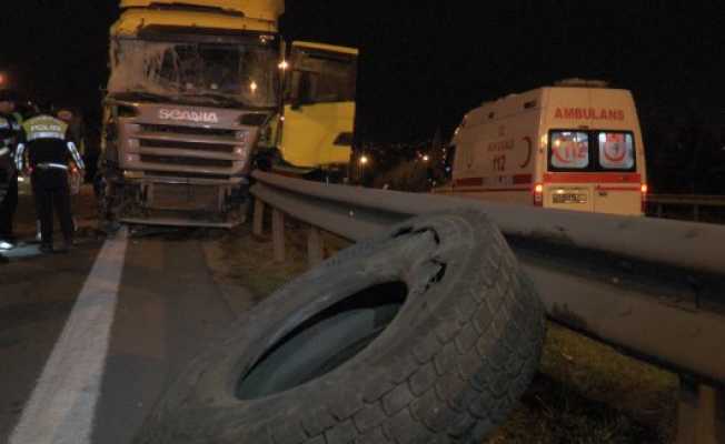 TEMde lastiği patlayan tuğla yüklü TIR karşı şeride geçti: 2 yaralı