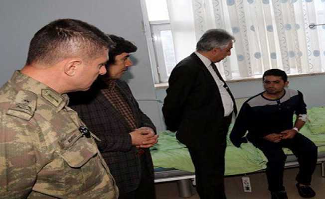 Vali Topraktan yaralı askerlere ziyaret
