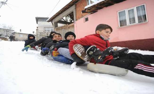 Bidon ve poşetle kayak keyfi; Kar yağışı en çok köy çocuklarını sevindirdi