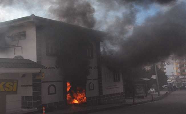 Elektrik trafosu bomba gibi patladı