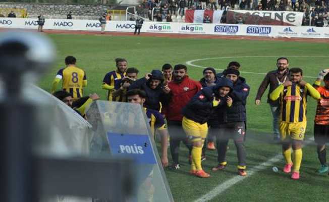 İnegölspor - Eyüpspor maçında sahaya yabancı madde yağdı