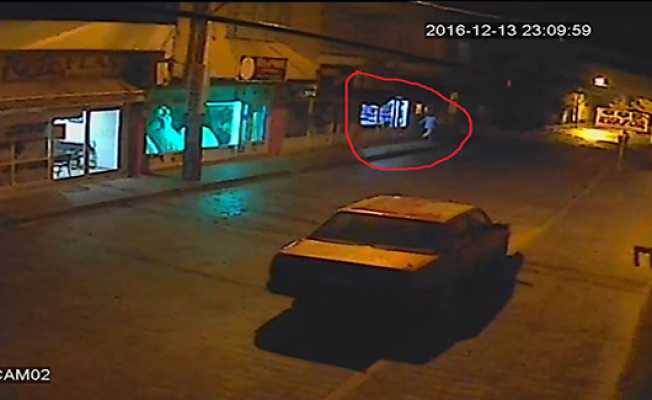 İş yerlerinin camlarını böyle kırdı