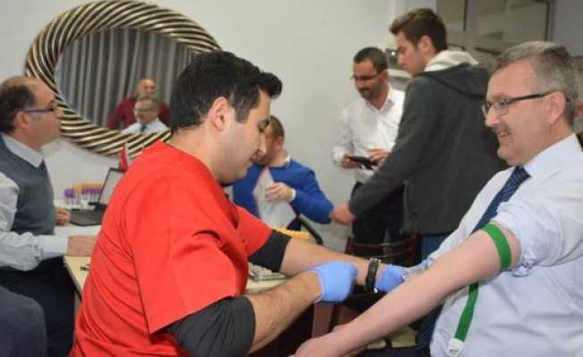 Özkan lösemili çocuk için kan verdi