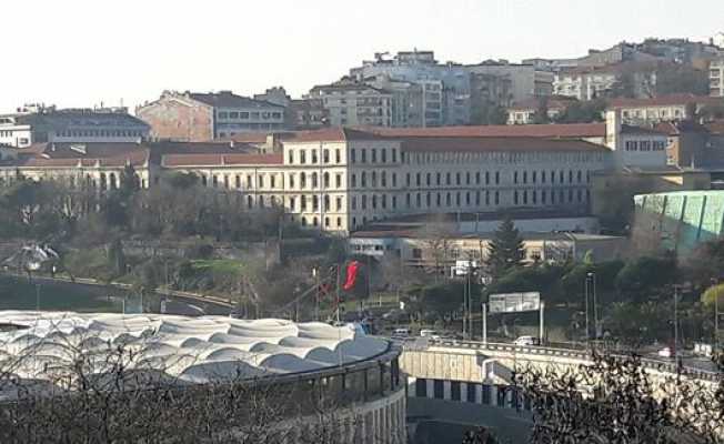 Terör saldırısının gerçekleştirildiği alana dev Türk bayrağı asıldı