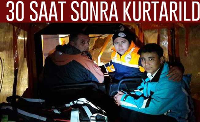 30 saat boyunca karda kurtarılmayı bekledi