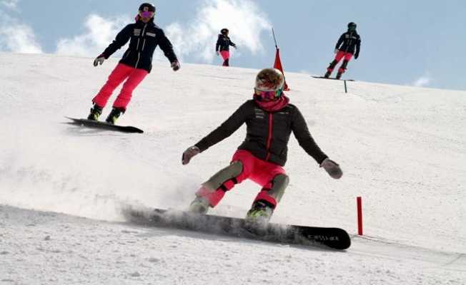 Dünyanın en iyi snowboardcuları Erciyesin pistlerine çıktı