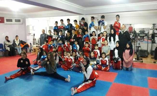 Kick boksçuların kemer heyecanı